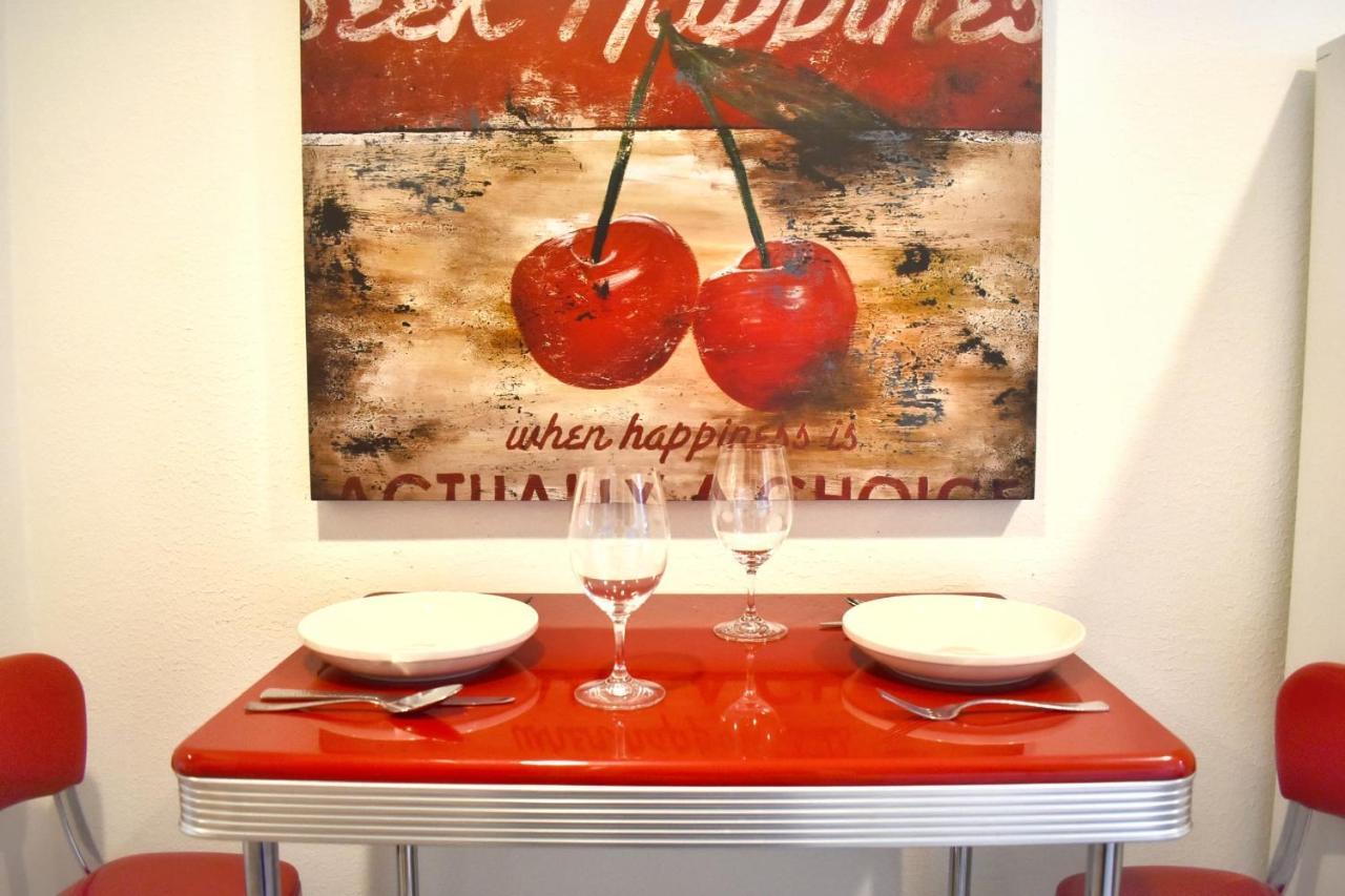 Romantic Efficiency On Tree-lined Blvd - First Floor Living With Pool & Private Patio Apartment *