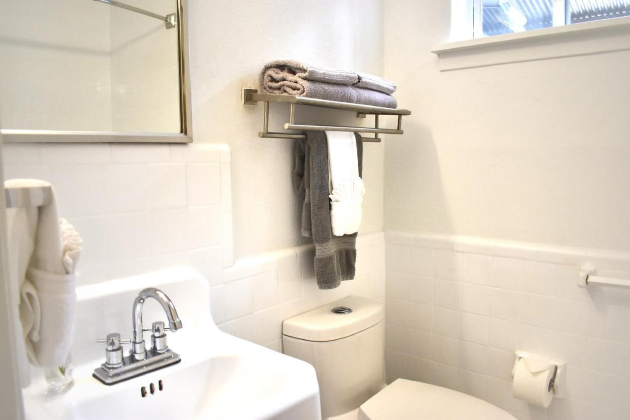 Romantic Efficiency On Tree-lined Blvd - First Floor Living With Pool & Private Patio Houston