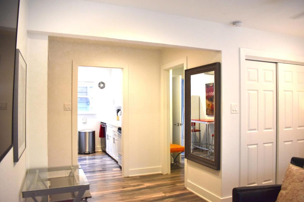 Apartment Romantic Efficiency On Tree-lined Blvd - First Floor Living With Pool & Private Patio *