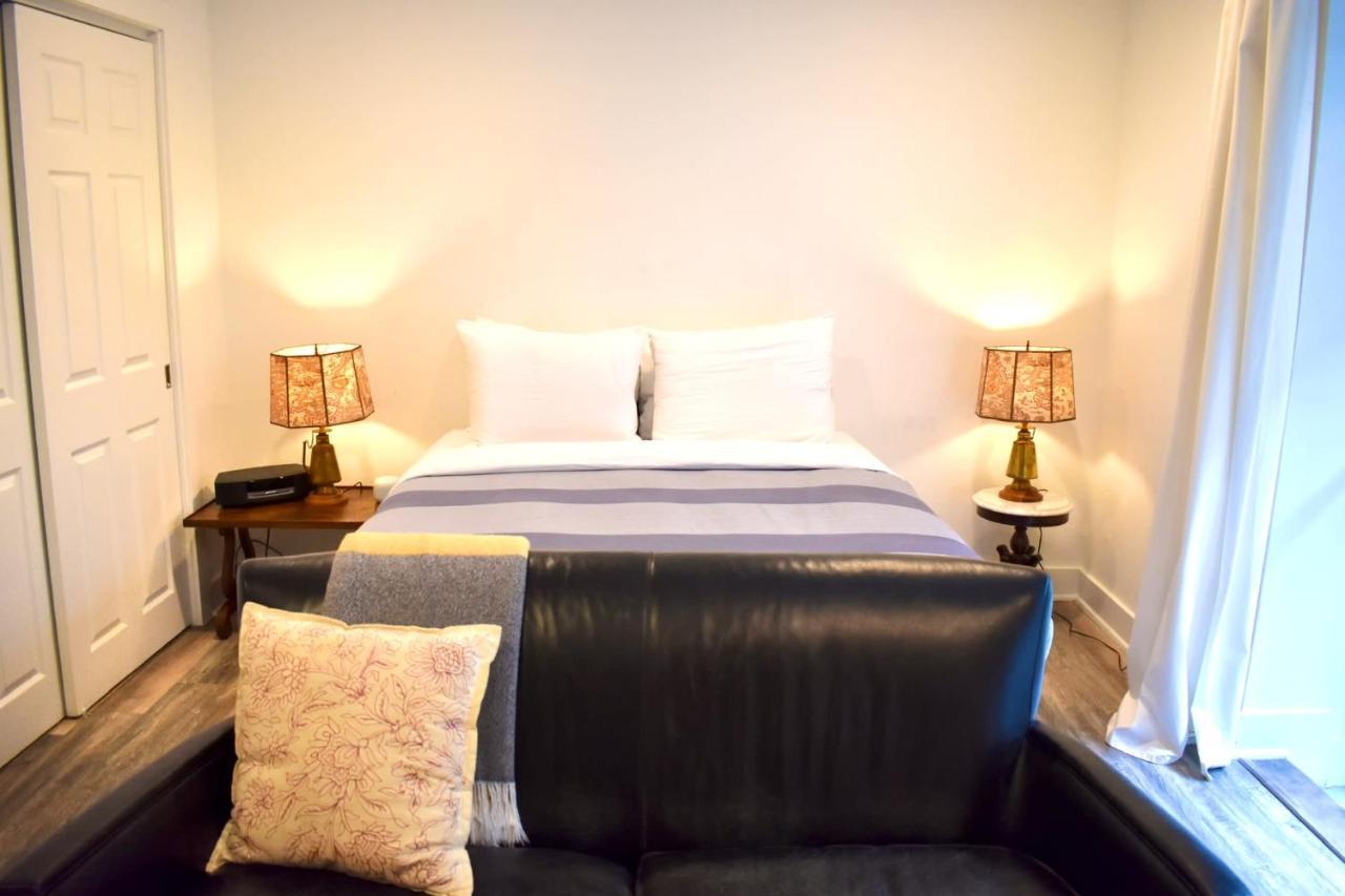 Romantic Efficiency On Tree-lined Blvd - First Floor Living With Pool & Private Patio Apartment Houston