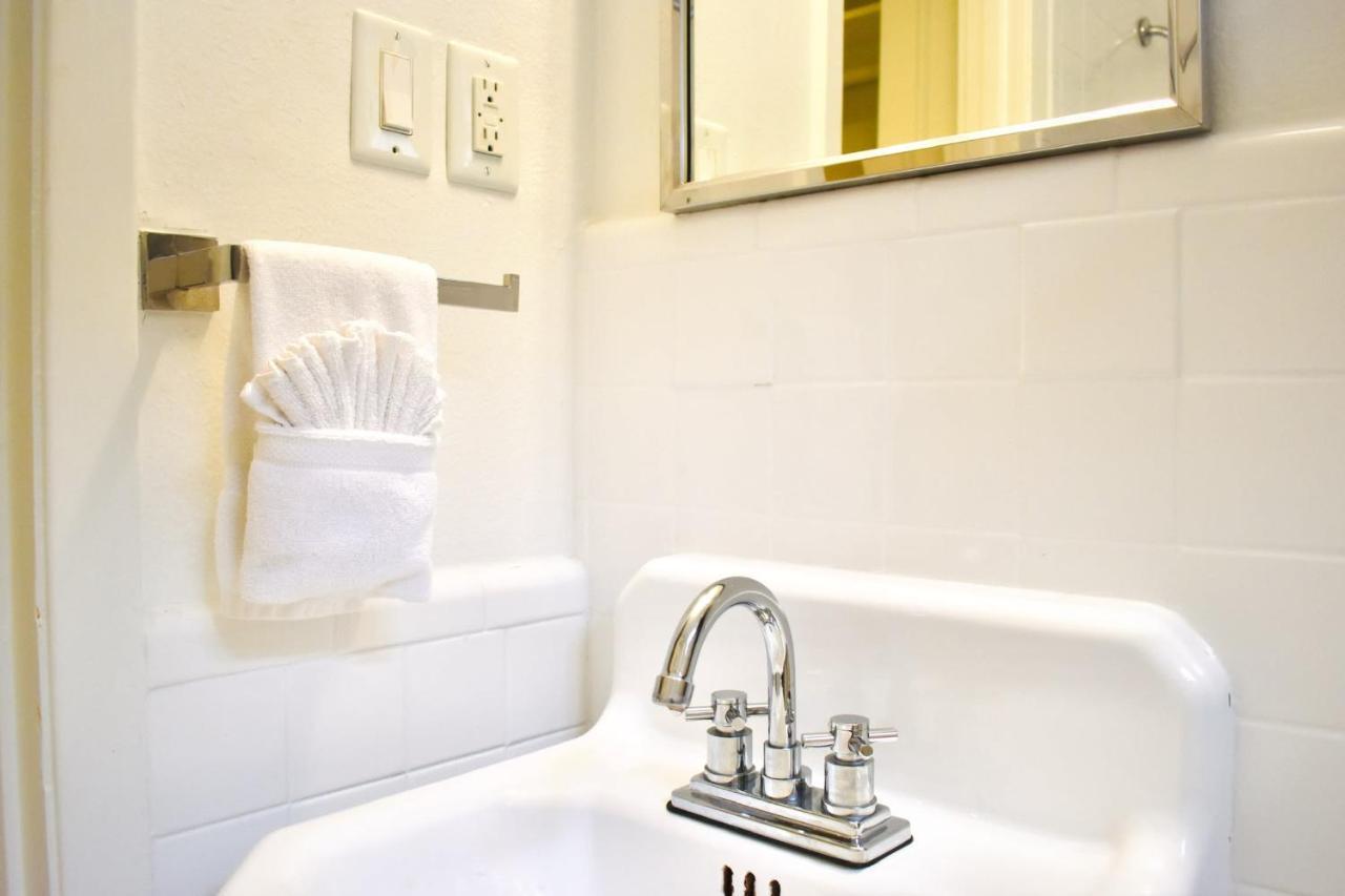 Apartment Romantic Efficiency On Tree-lined Blvd - First Floor Living With Pool & Private Patio