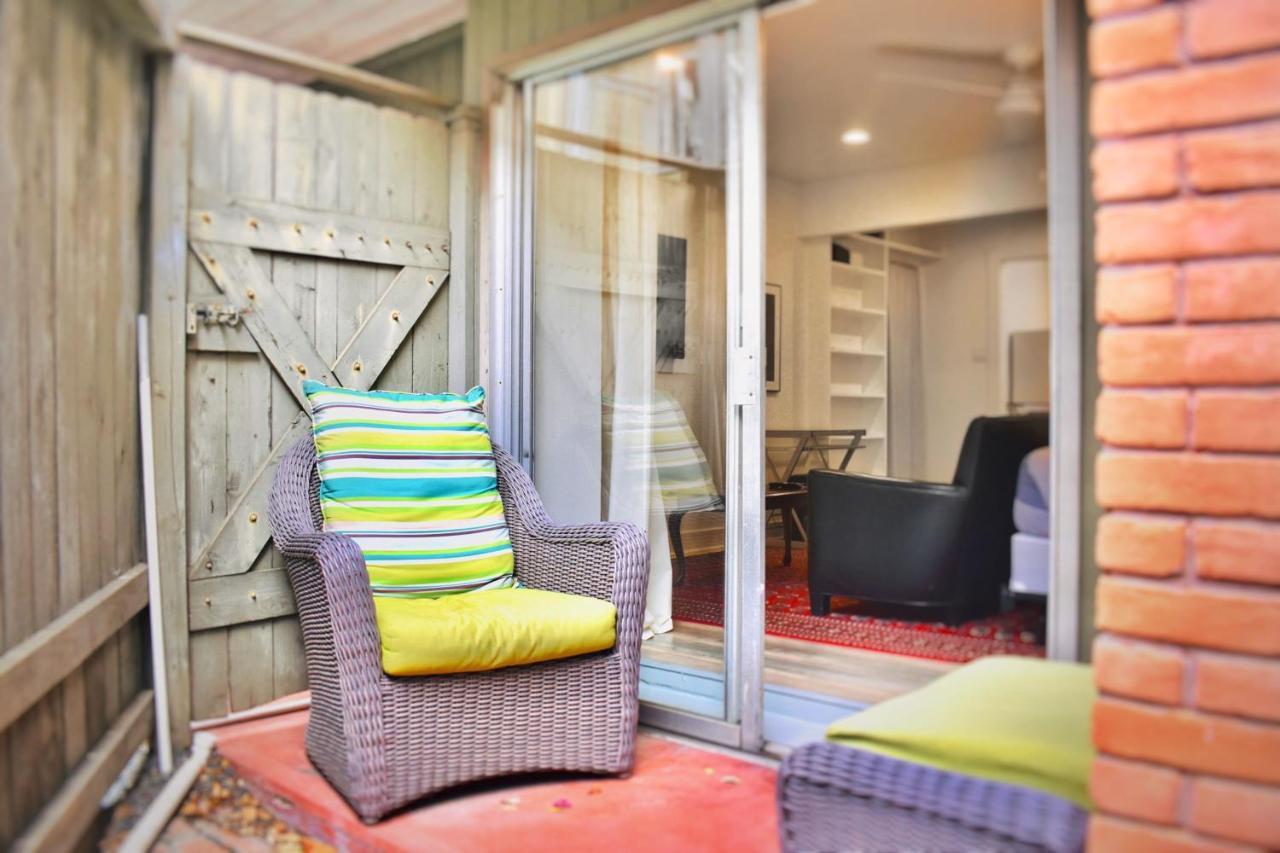 Apartment Romantic Efficiency On Tree-lined Blvd - First Floor Living With Pool & Private Patio
