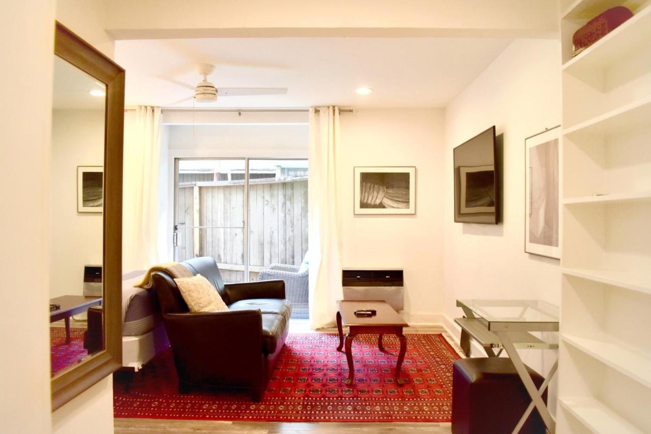 Apartment Romantic Efficiency On Tree-lined Blvd - First Floor Living With Pool & Private Patio