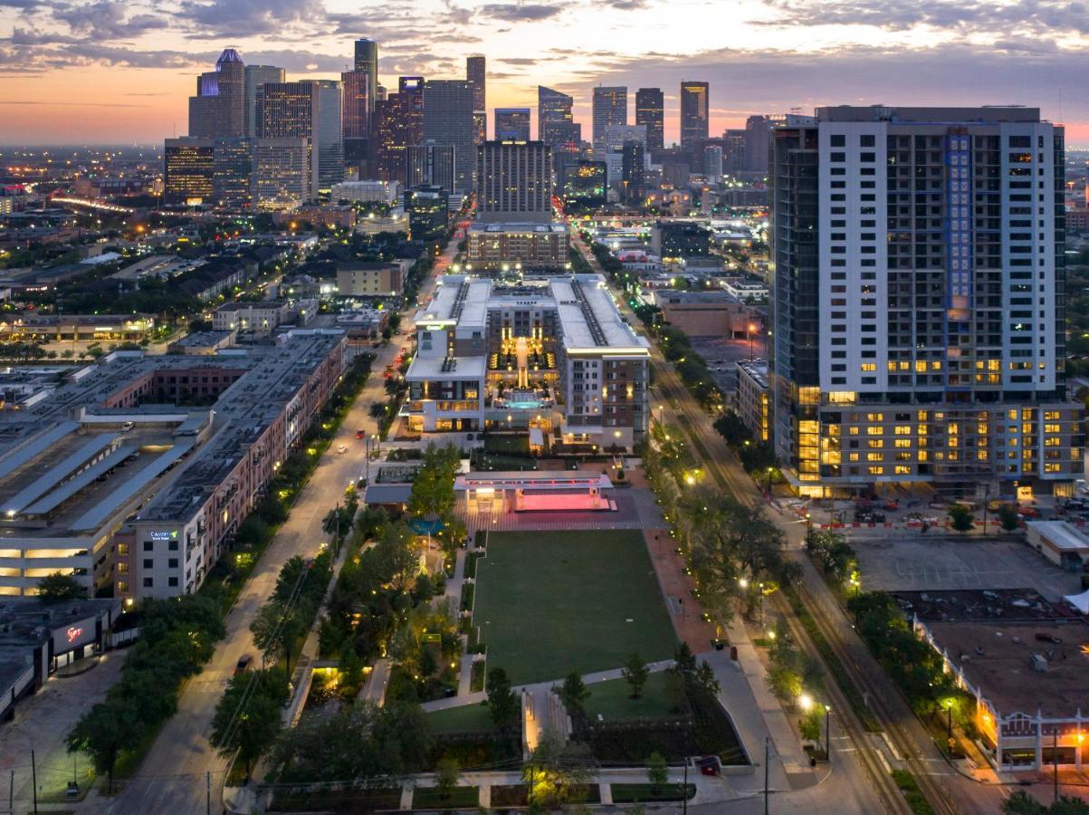 Modern Urban Oasis With Private Parking In Downtown