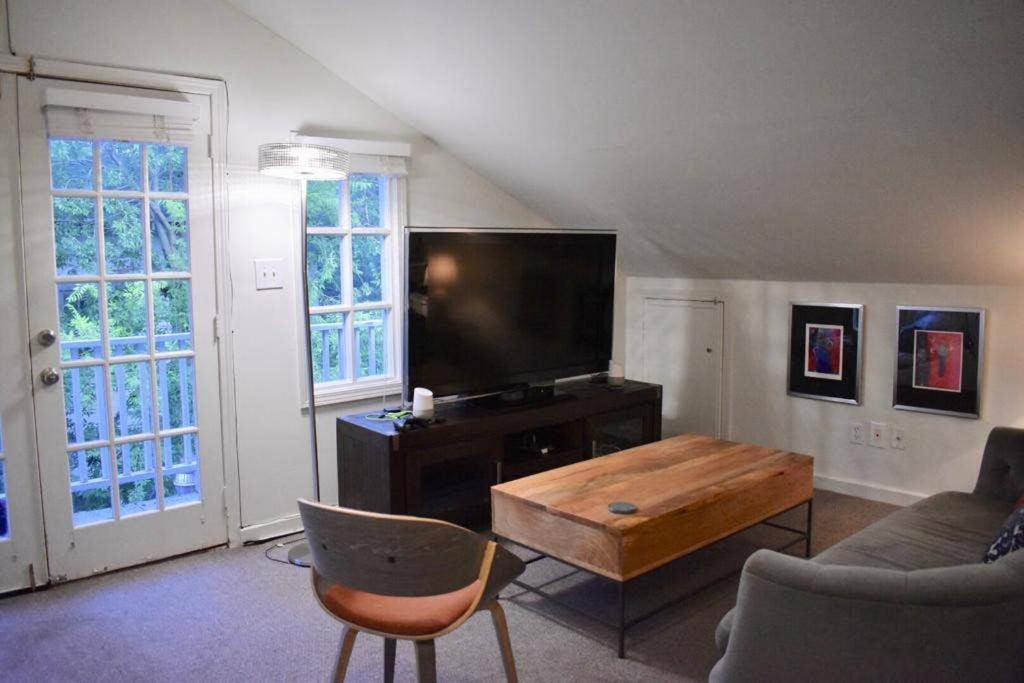 Treehouse Attic Unit In Historical Montrose