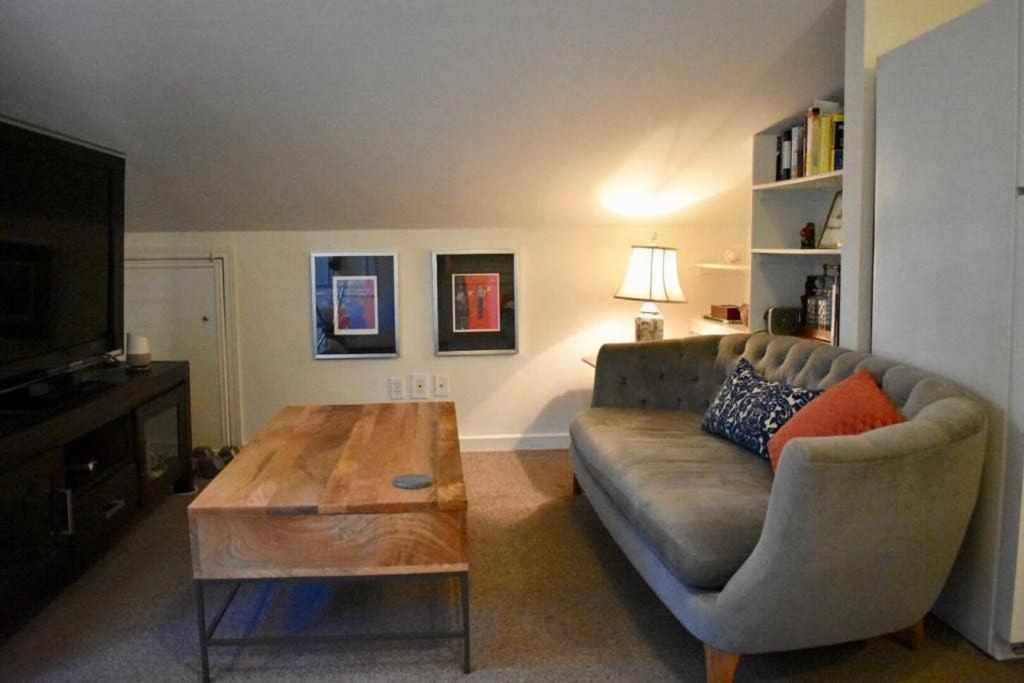 Apartment Treehouse Attic Unit In Historical Montrose Houston