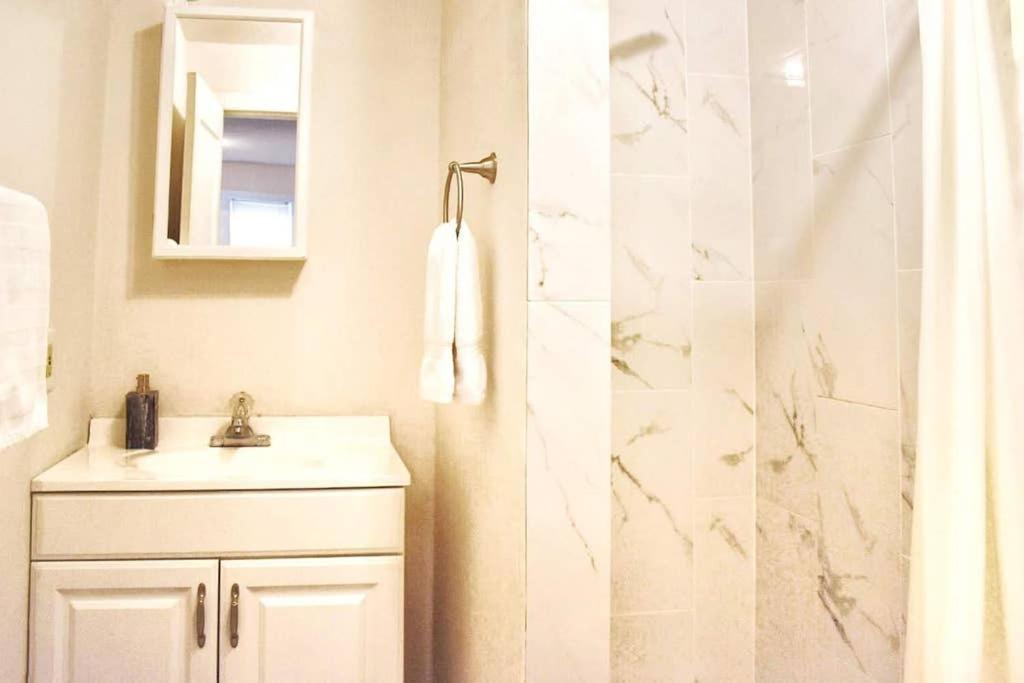 Montrose Place #4 - 1 Bedroom - Walk To Menil, Ust, Rice, Med Center, Museums, Metro Rail, Bars, Coffee Shops Apartment *