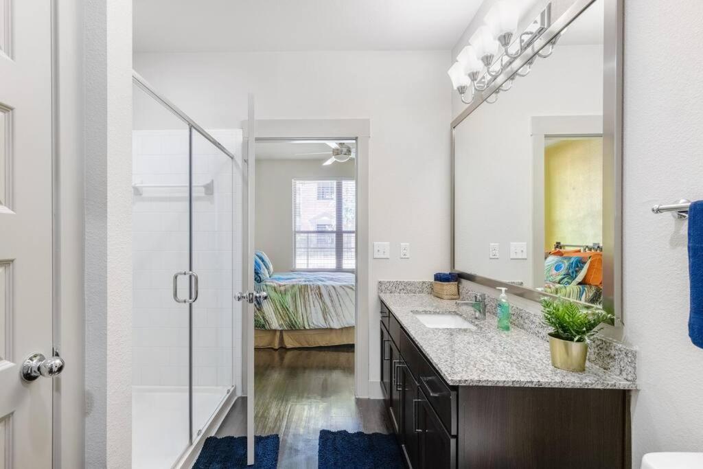 Lux, Lavish And Spacious 2/2 W/ Car Option