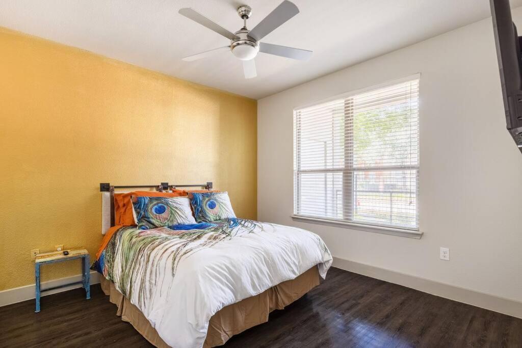 Apartment Lux, Lavish And Spacious 2/2 W/ Car Option *