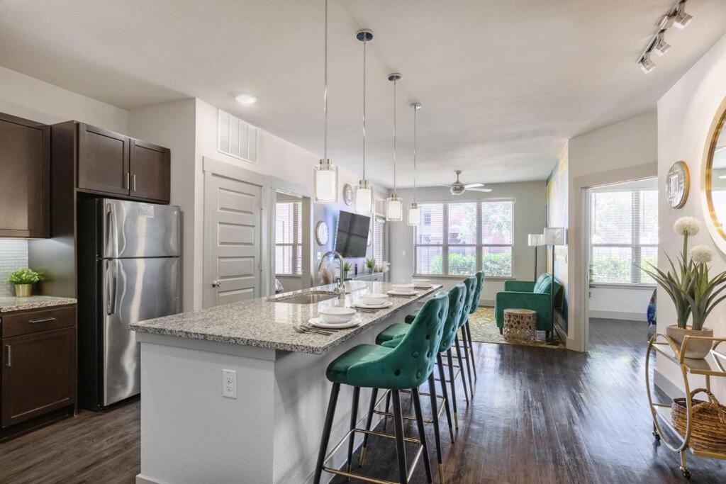 Lux, Lavish And Spacious 2/2 W/ Car Option Houston