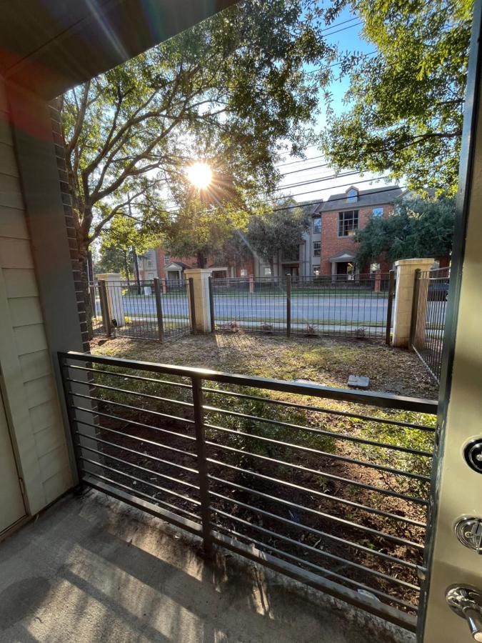 Apartment Lux, Lavish And Spacious 2/2 W/ Car Option *