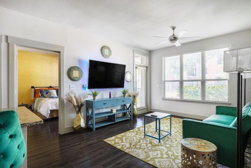 Apartment Lux, Lavish And Spacious 2/2 W/ Car Option *