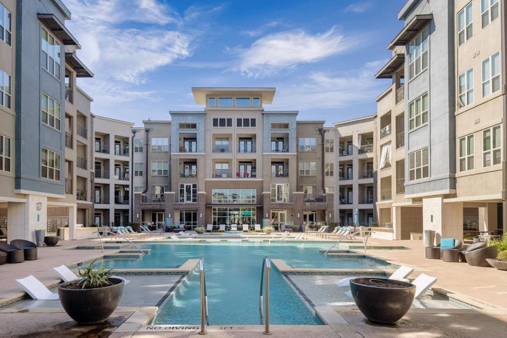Apartment Lux, Lavish And Spacious 2/2 W/ Car Option *