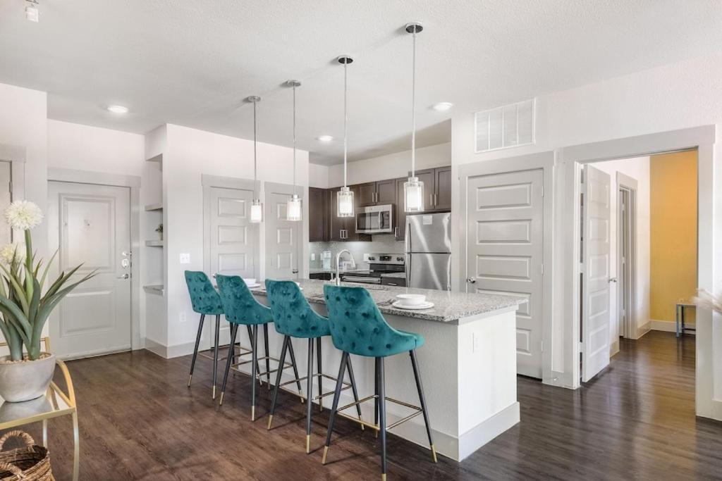 Lux, Lavish And Spacious 2/2 W/ Car Option Houston