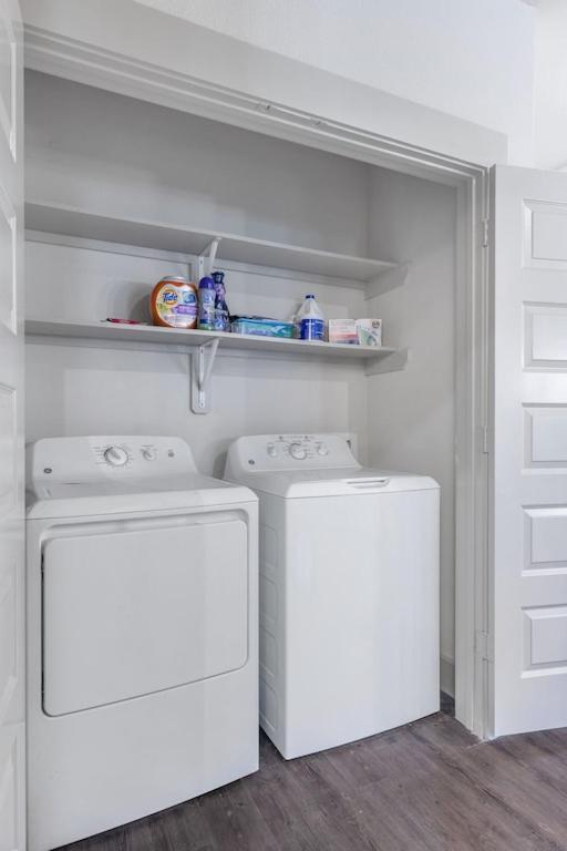 Lux, Lavish And Spacious 2/2 W/ Car Option