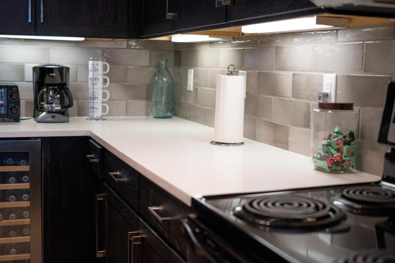 Midtown Unit Sleeps 6+ With A Massive Garden Tub Apartment