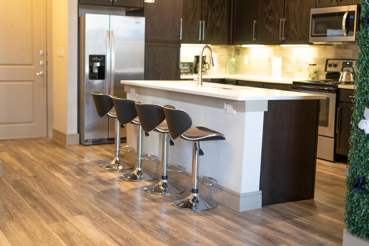 Midtown Unit Sleeps 6+ With A Massive Garden Tub Apartment Houston