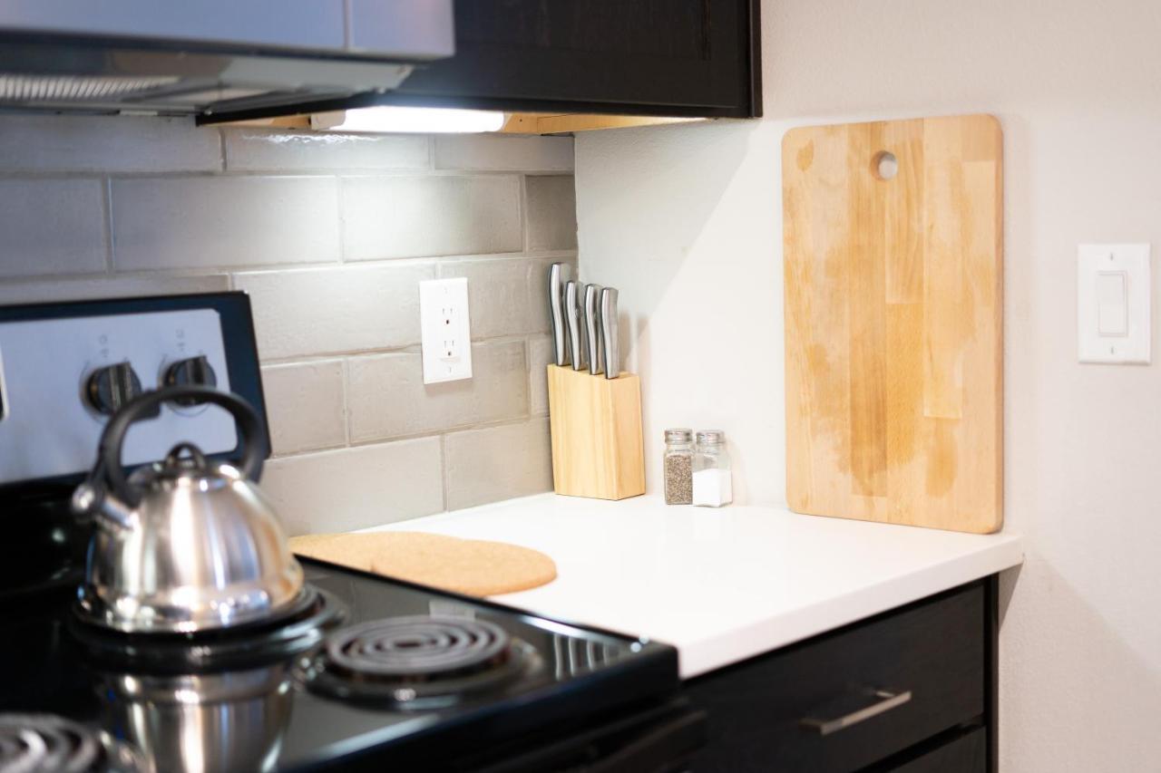 Apartment Midtown Unit Sleeps 6+ With A Massive Garden Tub