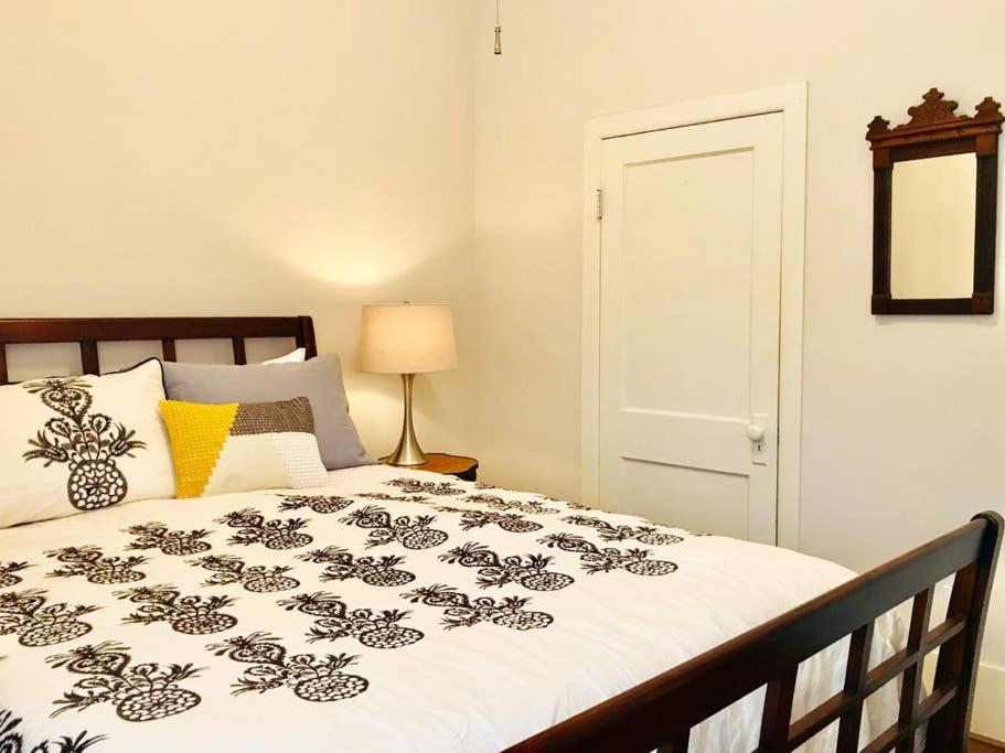 Montrose Place #4 - 1 Bedroom - Walk To Menil, Ust, Rice, Med Center, Museums, Metro Rail, Bars, Coffee Shops