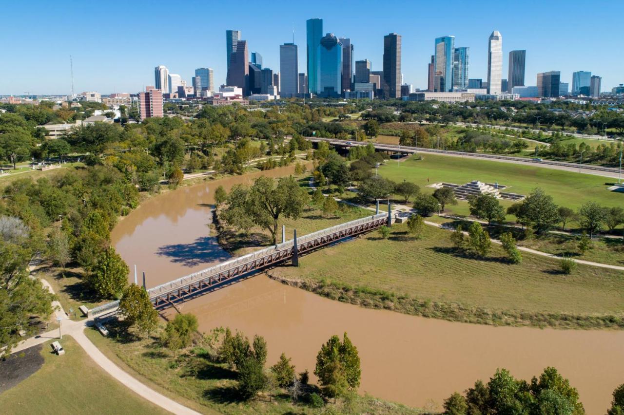 Apartment Modern Urban Oasis With Private Parking In Downtown Houston