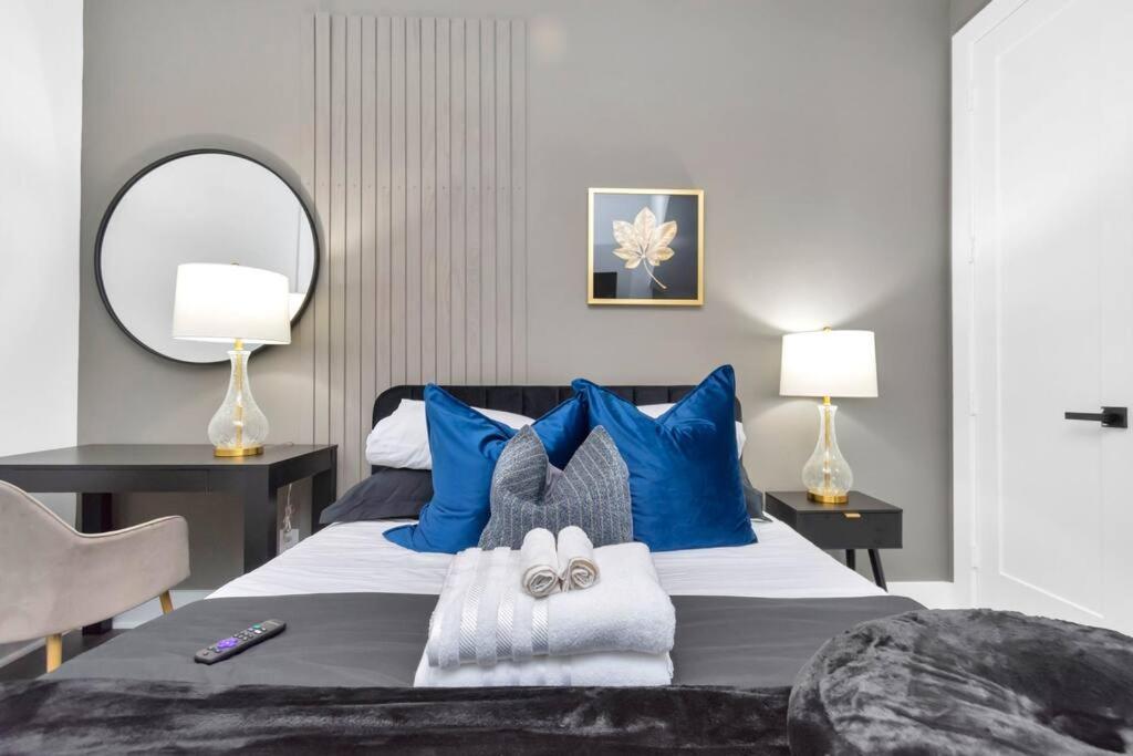 The Spot! Downtown Skyline Views! Sleeps 12 Houston