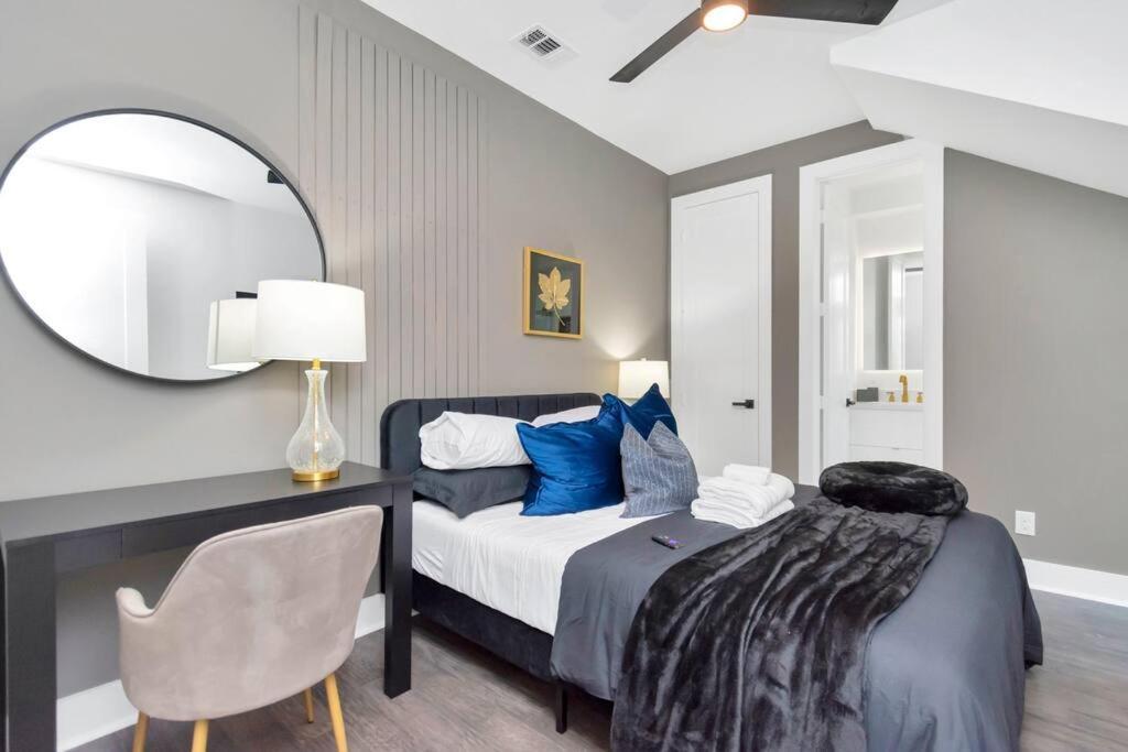 The Spot! Downtown Skyline Views! Sleeps 12 Houston
