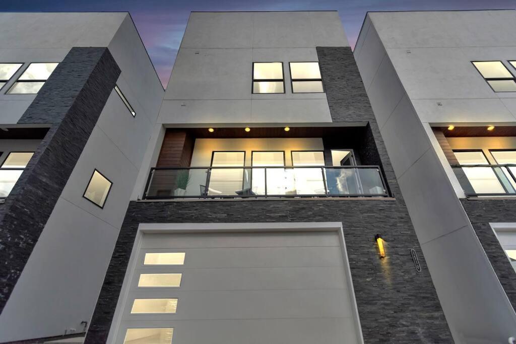 The Spot! Downtown Skyline Views! Sleeps 12 Holiday home