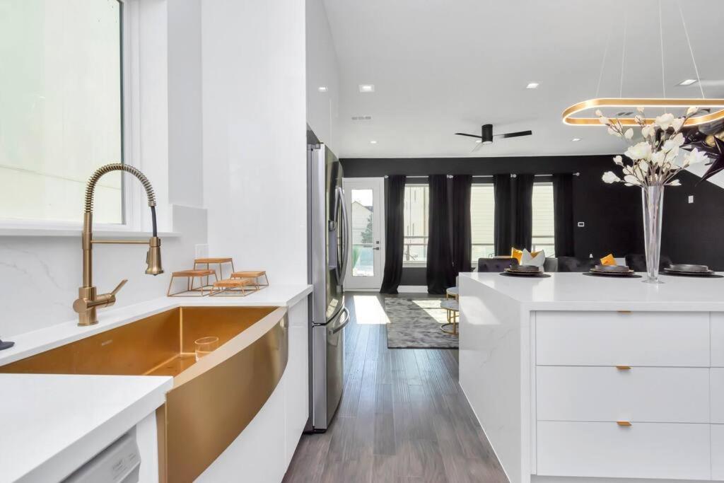 The Spot! Downtown Skyline Views! Sleeps 12 *