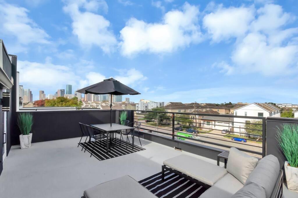 The Spot! Downtown Skyline Views! Sleeps 12 Holiday home *