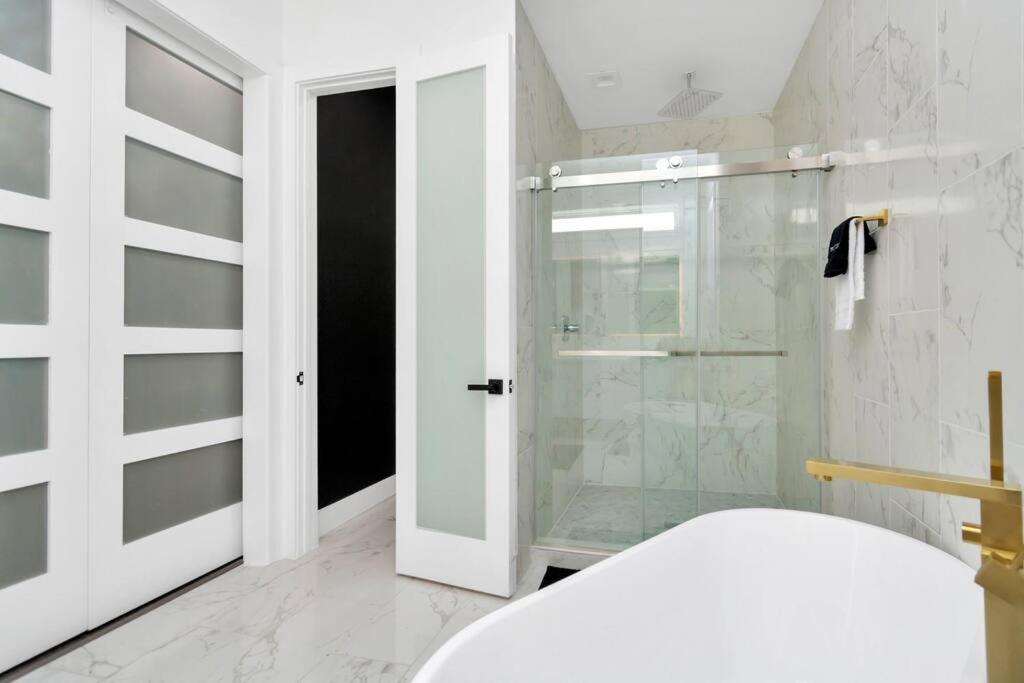 The Spot! Downtown Skyline Views! Sleeps 12 Holiday home *