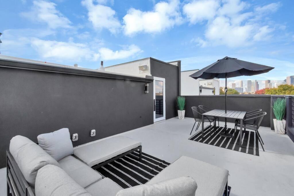 The Spot! Downtown Skyline Views! Sleeps 12 * Houston