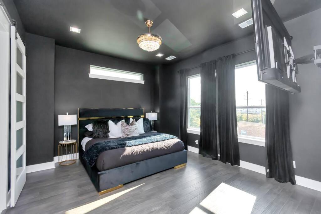 The Spot! Downtown Skyline Views! Sleeps 12 Holiday home *