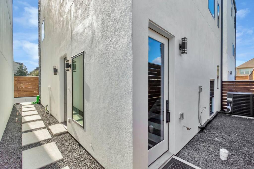 The Spot! Downtown Skyline Views! Sleeps 12 * Houston