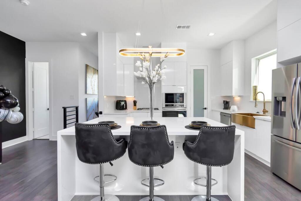 The Spot! Downtown Skyline Views! Sleeps 12 * Houston