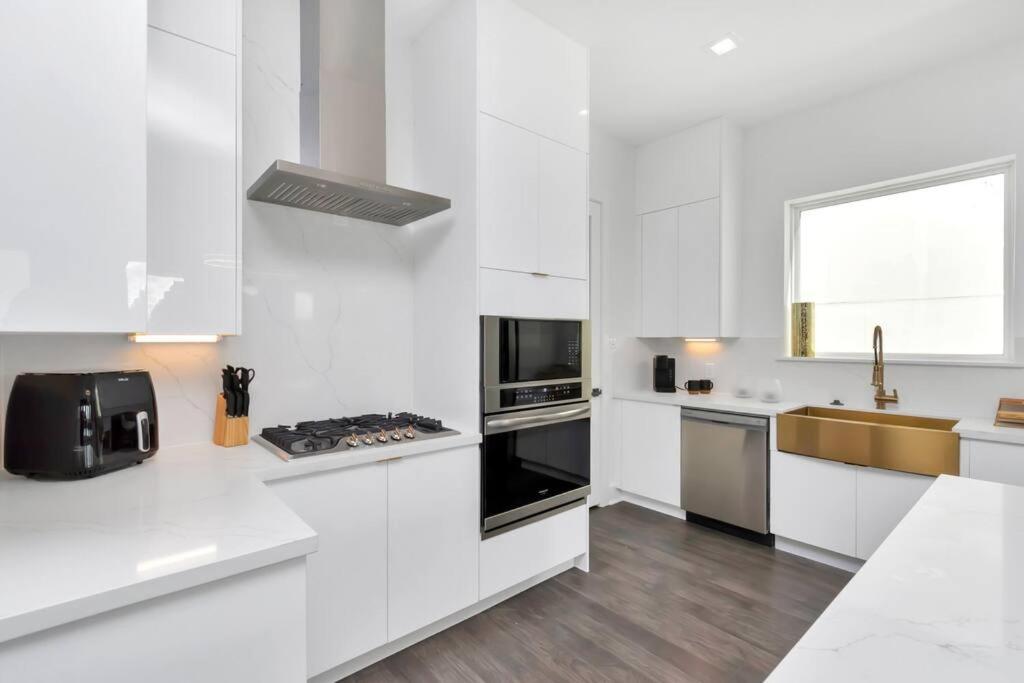 The Spot! Downtown Skyline Views! Sleeps 12 Holiday home Houston