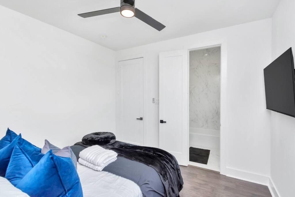 The Spot! Downtown Skyline Views! Sleeps 12 Houston