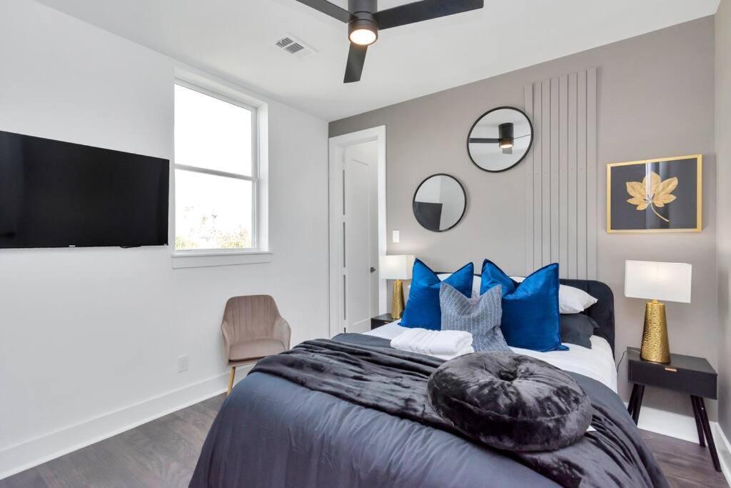 The Spot! Downtown Skyline Views! Sleeps 12 Houston