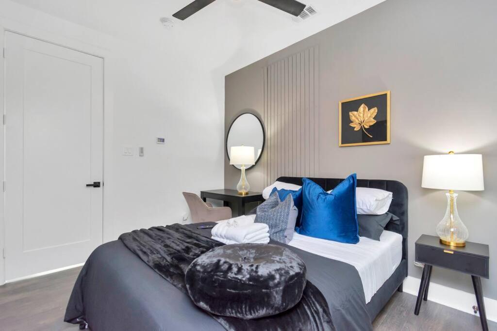 The Spot! Downtown Skyline Views! Sleeps 12