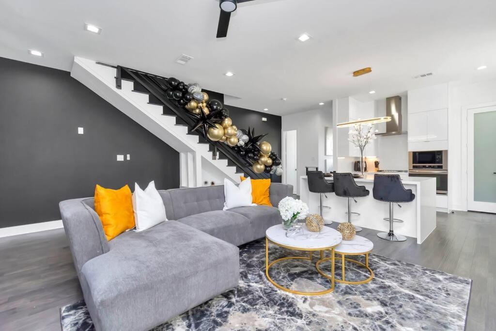 The Spot! Downtown Skyline Views! Sleeps 12 Houston