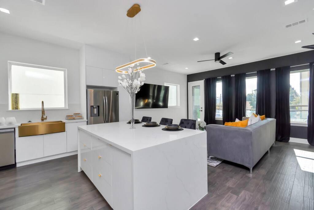 Holiday home The Spot! Downtown Skyline Views! Sleeps 12
