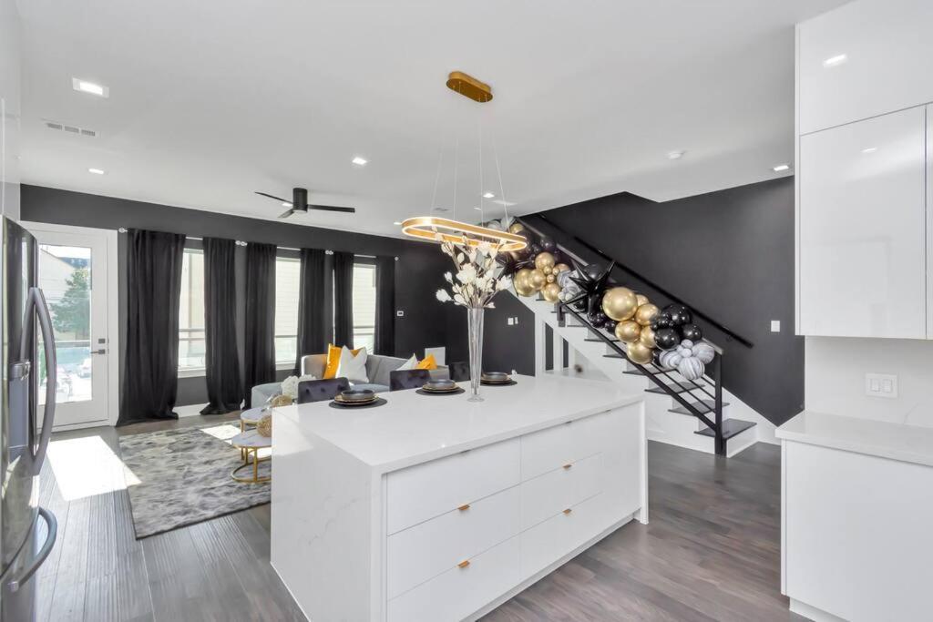 The Spot! Downtown Skyline Views! Sleeps 12 Houston