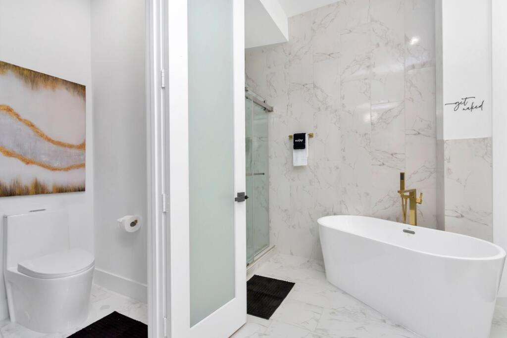 The Spot! Downtown Skyline Views! Sleeps 12 Houston