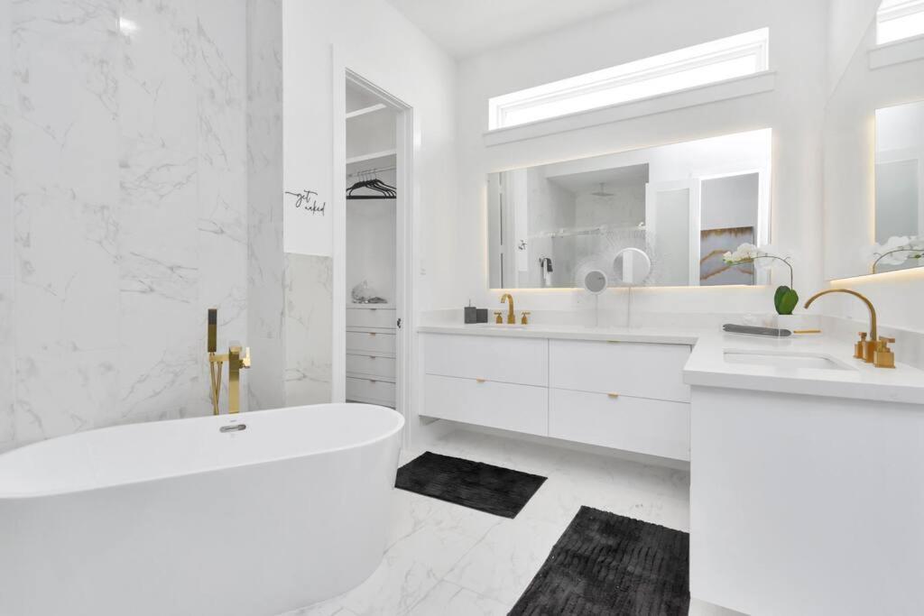 The Spot! Downtown Skyline Views! Sleeps 12 Houston