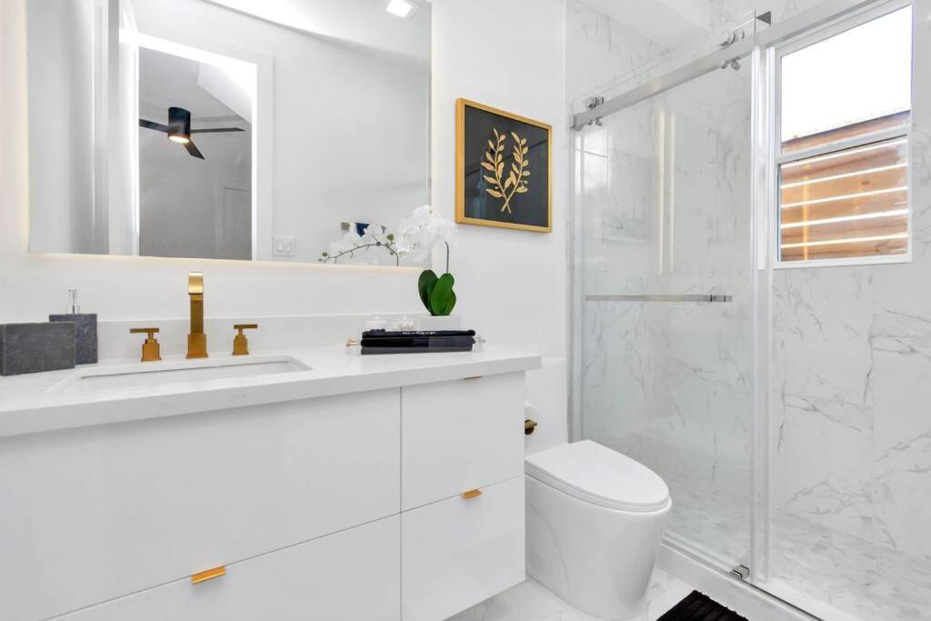 The Spot! Downtown Skyline Views! Sleeps 12 Houston