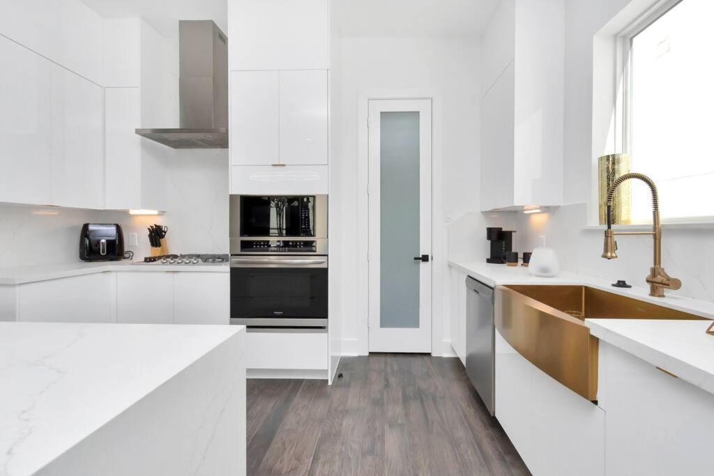 The Spot! Downtown Skyline Views! Sleeps 12