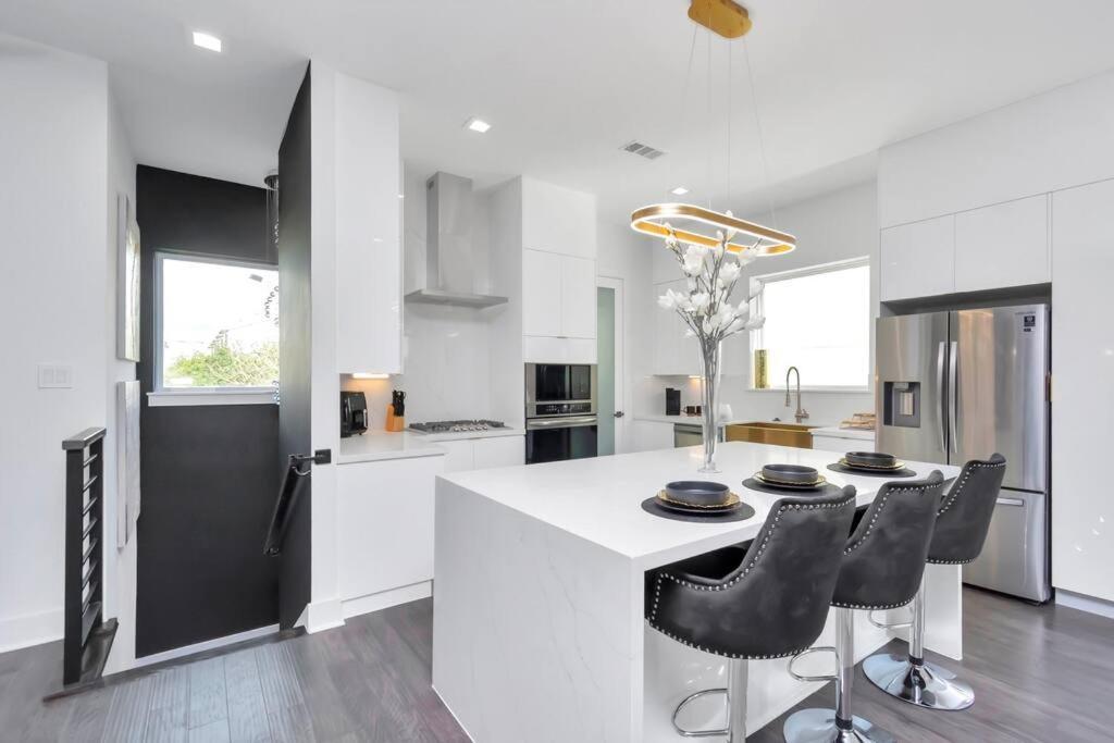 The Spot! Downtown Skyline Views! Sleeps 12 Holiday home *