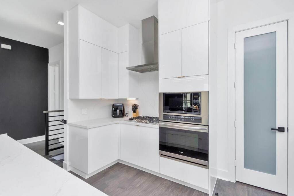 The Spot! Downtown Skyline Views! Sleeps 12 Holiday home *