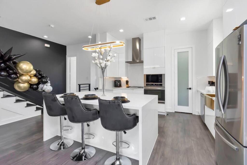 The Spot! Downtown Skyline Views! Sleeps 12