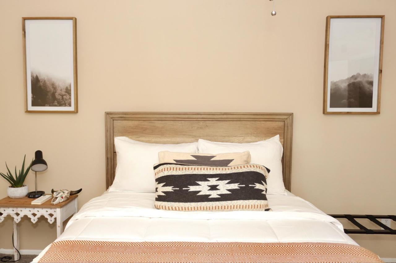 Chic Boho Cottage -Self Check In, Fully Furnished, & Free Parking Apartment