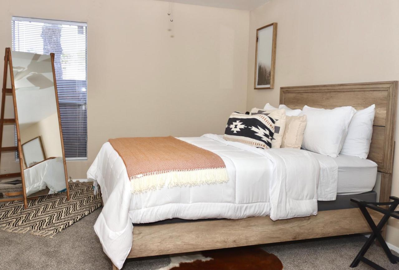Chic Boho Cottage -Self Check In, Fully Furnished, & Free Parking Apartment